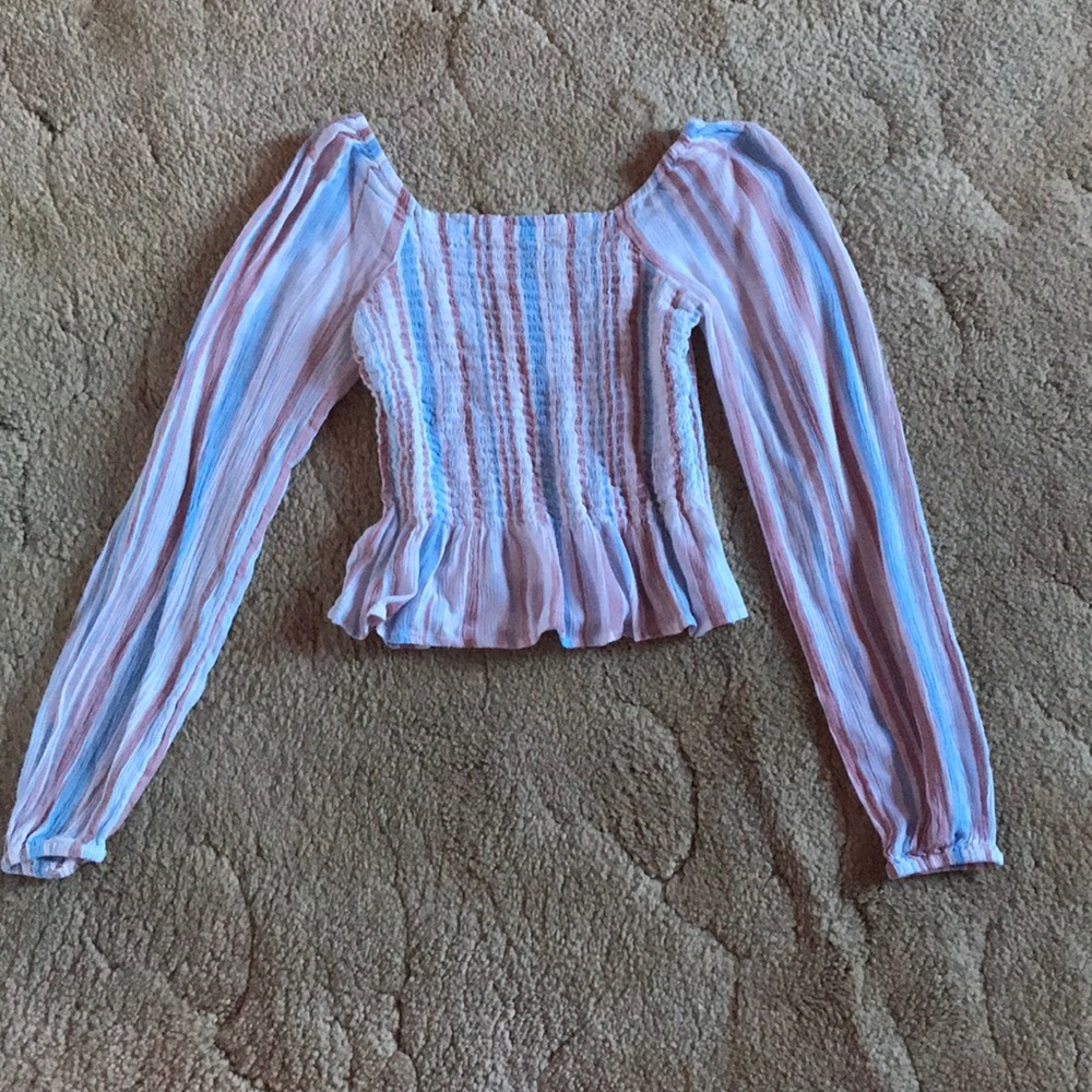 Pastel color crop top with long sleeve.